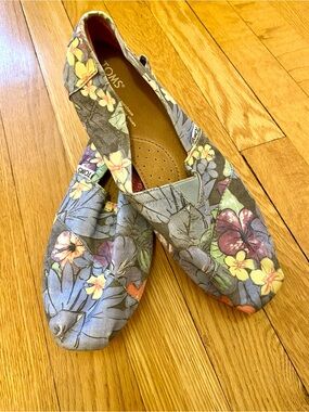 Tom’s Blue Floral Vacation Flats
